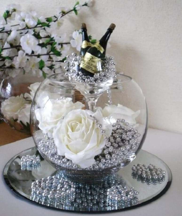 81. As flores de EVA em tom branco complementam a decoração do pote de vidro. Fonte: Pitacos e Achados
