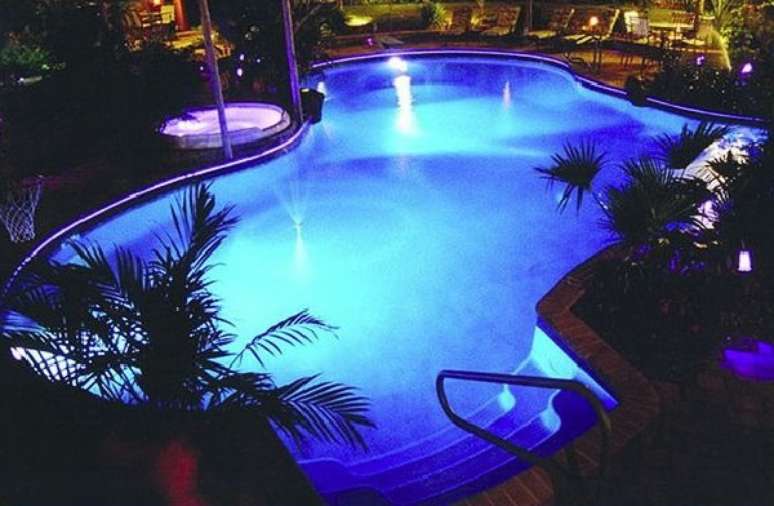 57. Invista na ilumina&ccedil;&atilde;o da sua piscina e crie um efeito incr&iacute;vel. Fonte: Pinterest