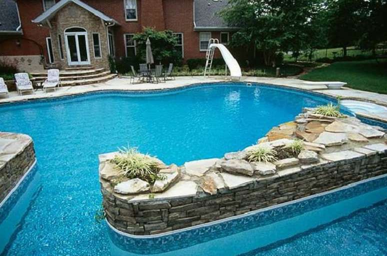 24. Complemente a &aacute;rea da piscina com escorregador. Fonte: Pinterest