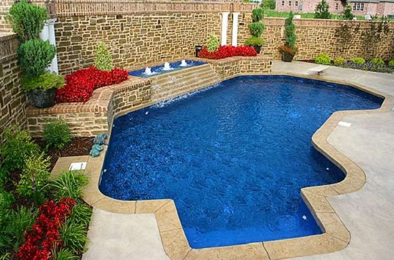 56. Piscina com formato irregular e cascata em degraus. Fonte: Pinterest