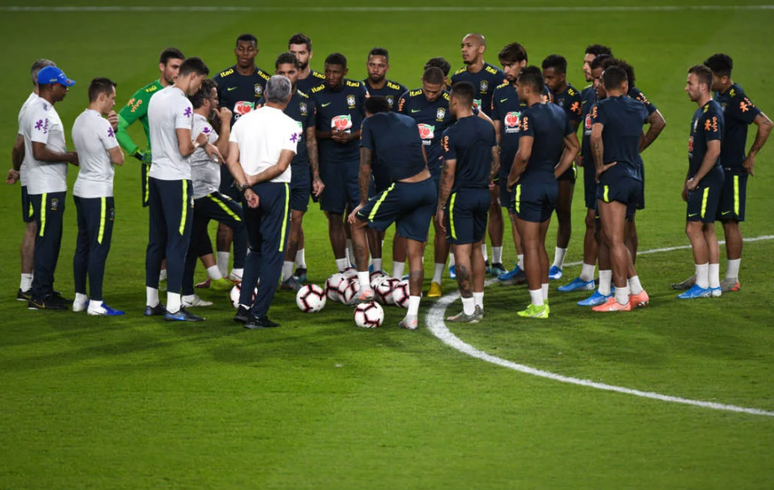 Sem vencer há cinco partidas, a Seleção tenta se reabilitar (Foto: Pedro Martins/MowaPress)
