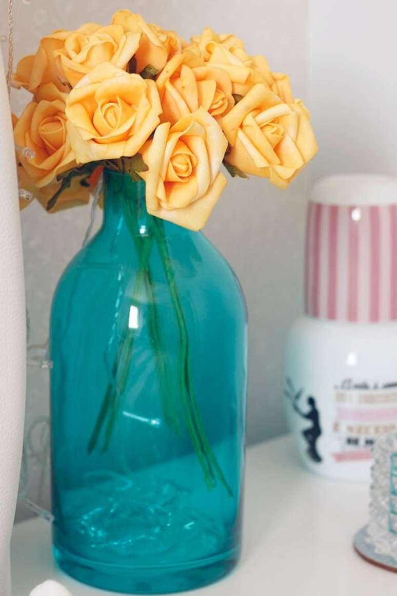 89. Decora&ccedil;&atilde;o delicado feita com flores de EVA. Fonte: Comprando Meu Ap&ecirc;