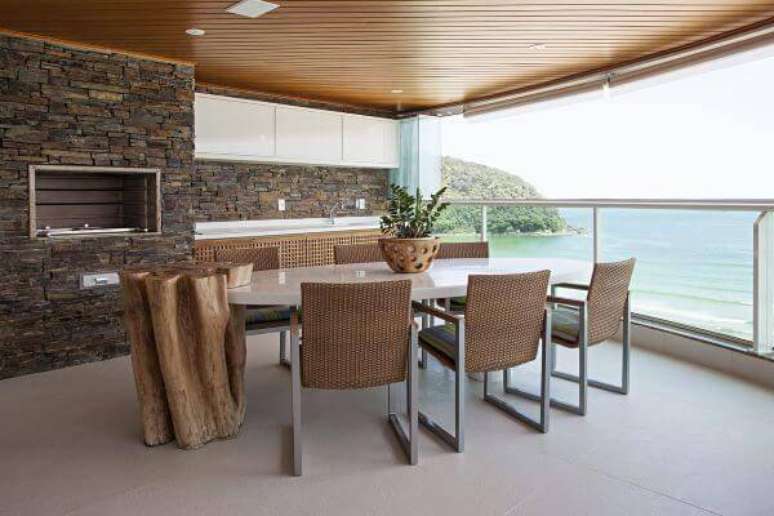 75. Varanda com churrasqueira e revestimento de pedra &ndash; Por: Korman Arquitetos