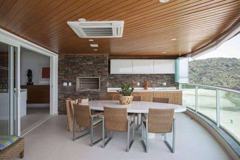 76. Decora&ccedil;&atilde;o de varanda com churrasqueira e revestimento de pedra &ndash; Por: Korman Arquitetos