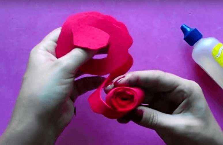 9. Siga o nosso passo a passo de como fazer rosas de EVA