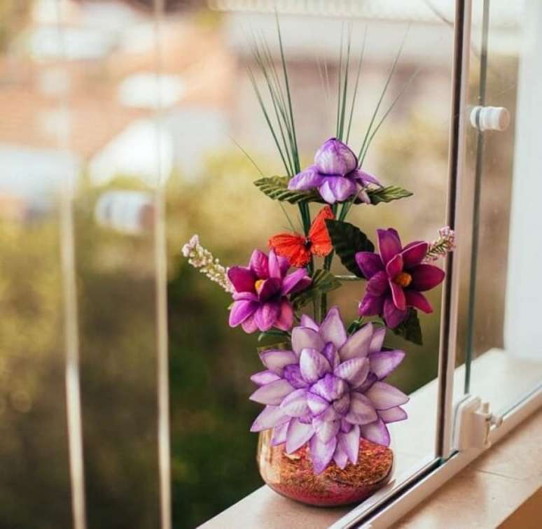 90. Vaso com flores de EVA. Fonte: Tua Casa