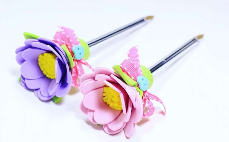 18. Flores de EVA enfeitam o topo da caneta. Fonte: Show de Artesanato