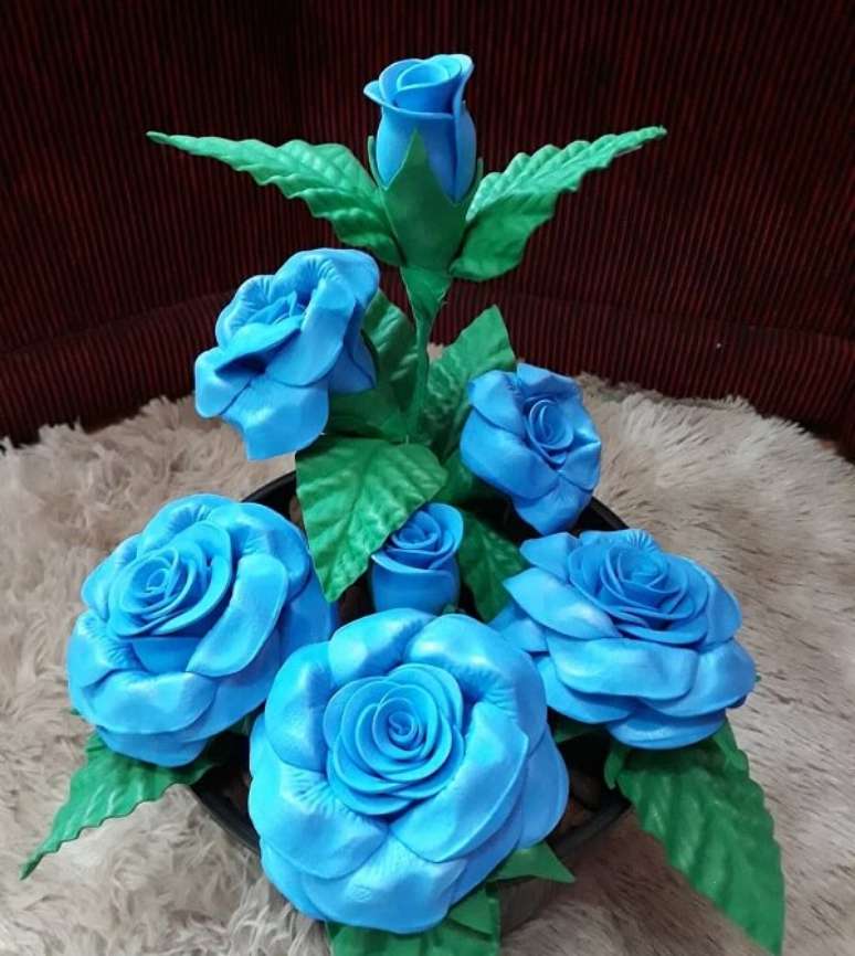 20. Arranjo feito com flores de EVA em tom azul. Fonte: Dicas de Mulher