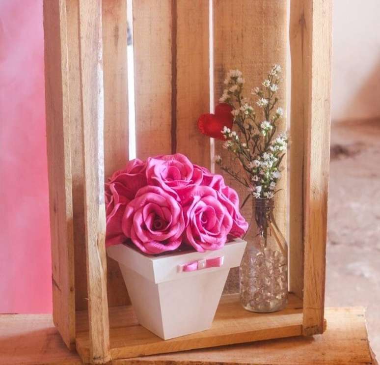 3. Arranjo delicado feito com flores de EVA rosa. Fonte: Dicas de Mulher