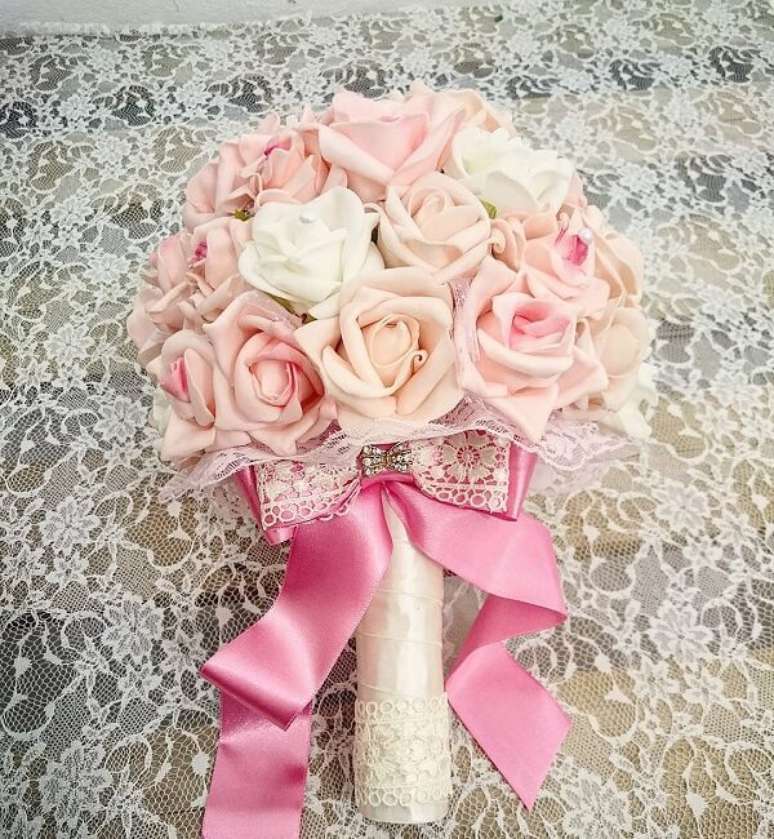 4. Buqu&ecirc; delicado feito com flores de EVA. Fonte: Dicas de Mulher