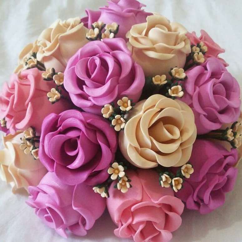 23. Buqu&ecirc; encantador feito com flores de EVA. Fonte: Dicas de Mulher