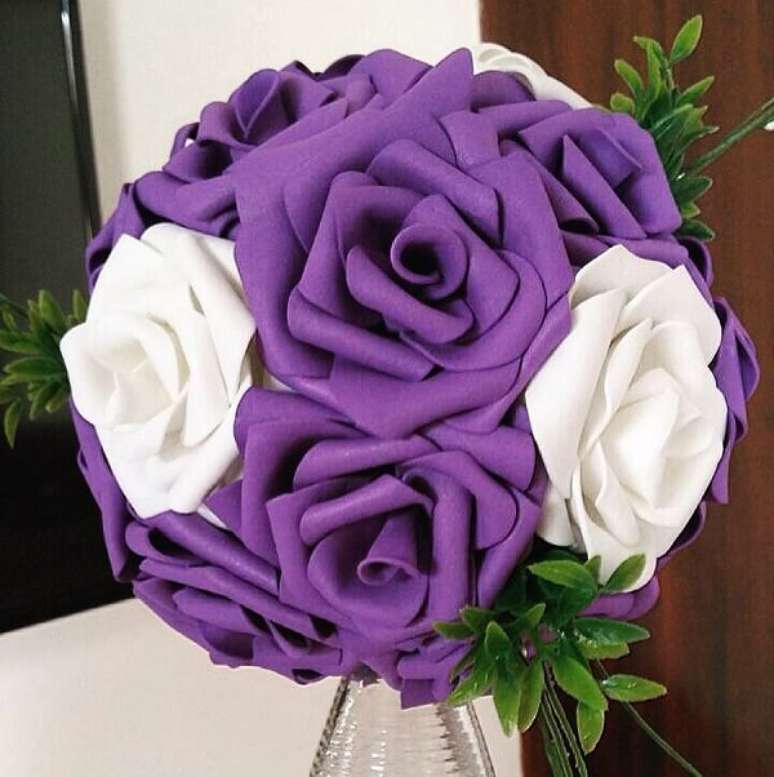 24. Buquê alegre feito com flores de EVA em tom roxo. Fonte: Recém Casados