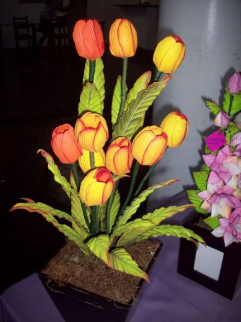 66. Flores de EVA amarelas e laranjas em arranjo. Fonte: Ivango