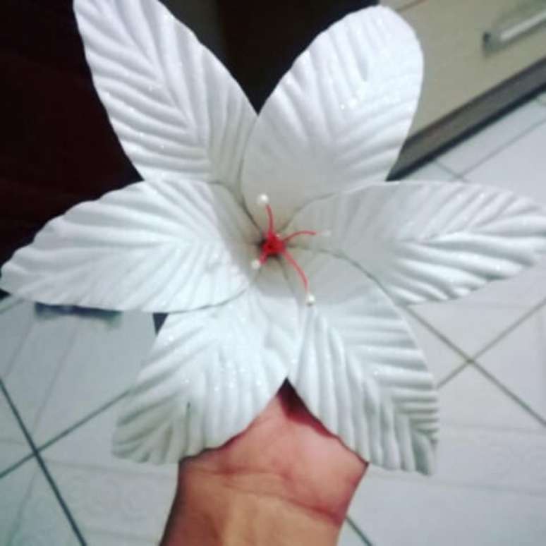 33. Invista em flores de EVA branca com p&eacute;talas frisadas. Fonte: Asset Project