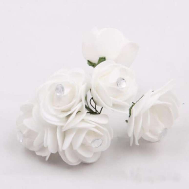 34. Invista em flores de EVA brancas com cabo fino verde. Fonte: Home Decoo
