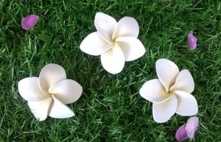 51. Flores de EVA brancas simples. Fonte: Pinterest
