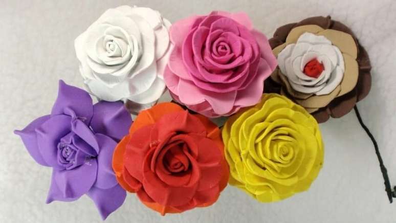 49. Rosas de EVA em cores diferentes. Fonte: Home Decoo