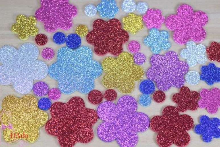 40. Base de flores de EVA com glitter. Fonte: Home Decoo