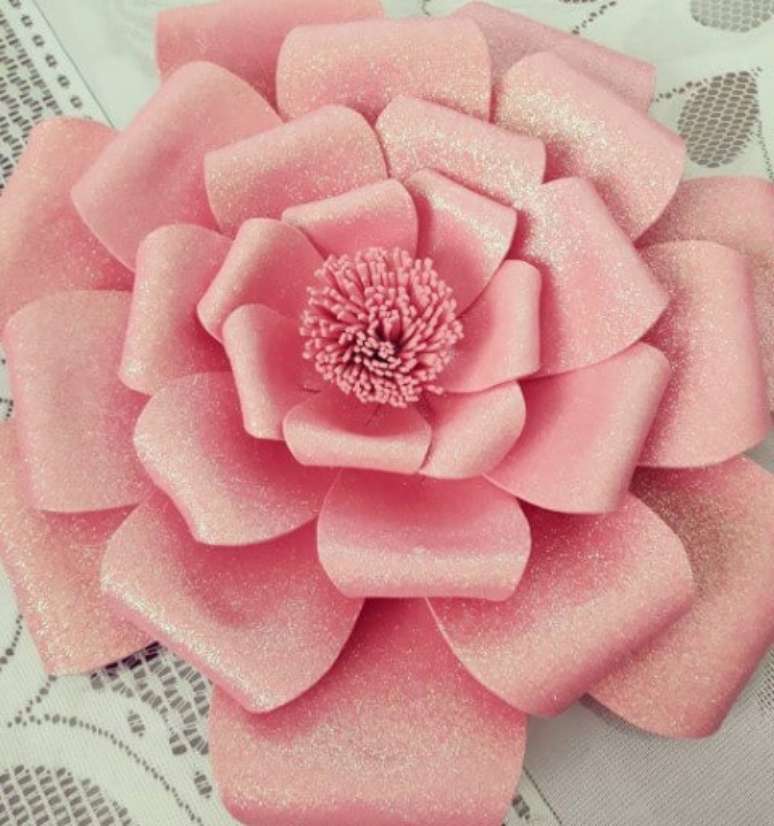 41. Flor grande de EVA cor de rosa com glitter. Fonte: Roofing Brooklyn