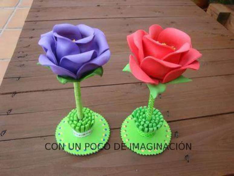 26. Flores de EVA com base verde. Fonte: Color Your World Happy