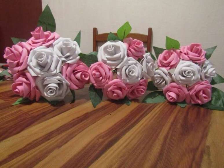 74. Buquê com flores de EVA brancas e cor de rosa. Fonte: Rilaw Journal