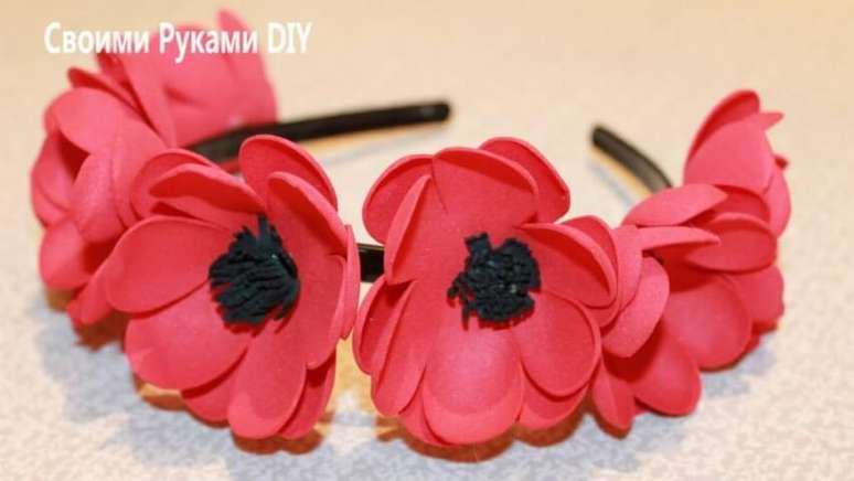 37. Tiara com flores de EVA vermelhas com o centro preto. Fonte: Home Decoo