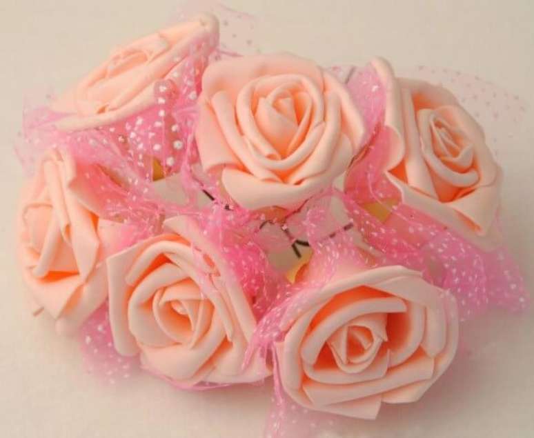 61. Rosas de EVA em tom salm&atilde;o claro. Fonte: Home Decoo