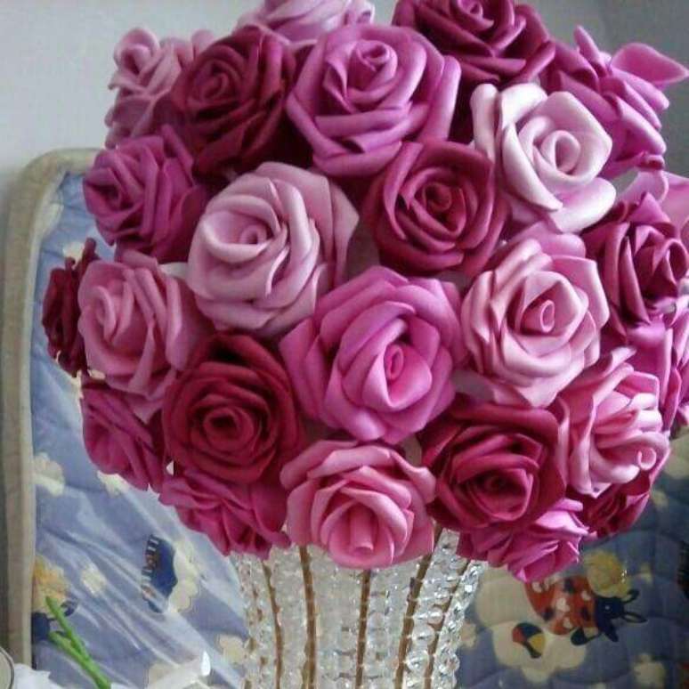 25. Flores de EVA em tons de rosa. Fonte: Celebrations Cake Decorating