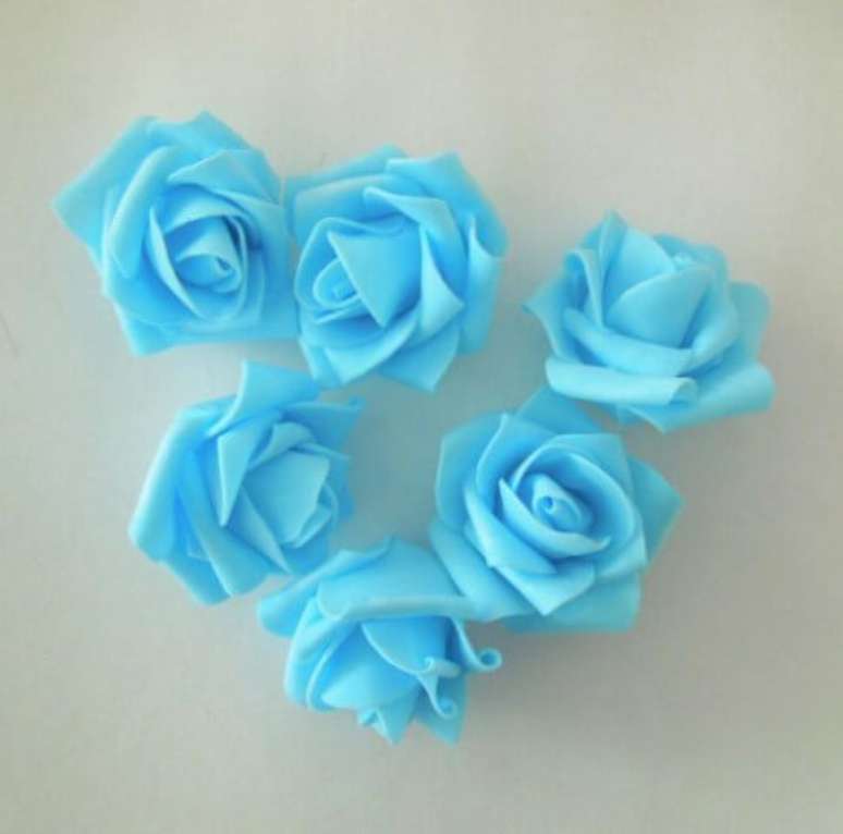 59. Mini rosas de EVA azuis. Fonte: Home Decoo