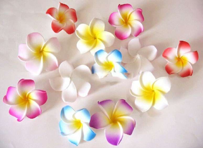 64. Mini fores de EVA com bordas coloridas. Fonte: Pinterest