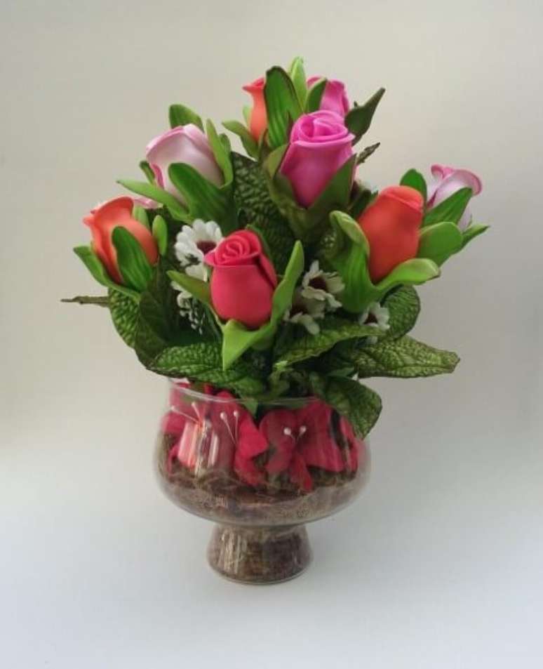 53. Arranjo com rosas de EVA pequenas. Fonte: Home Decoo