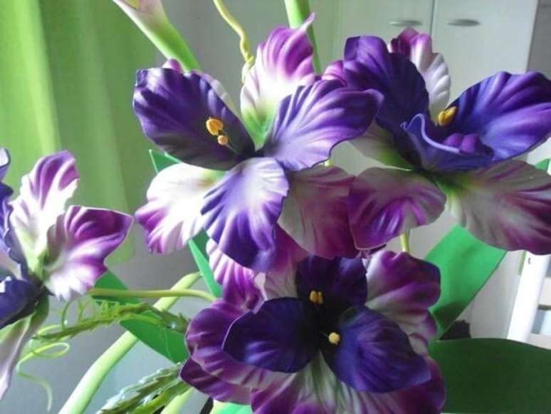 100. As flores de EVA são versáteis e encantam a decoração do espaço. Fonte: Blog Elaine Gaspareto