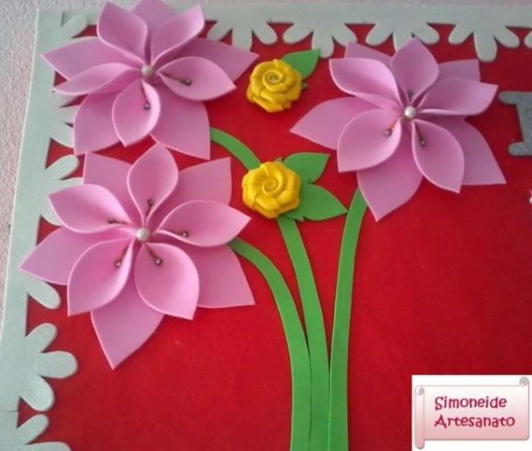 38. Flores de EVA rosa em painel. Fonte: Rilaw Journal
