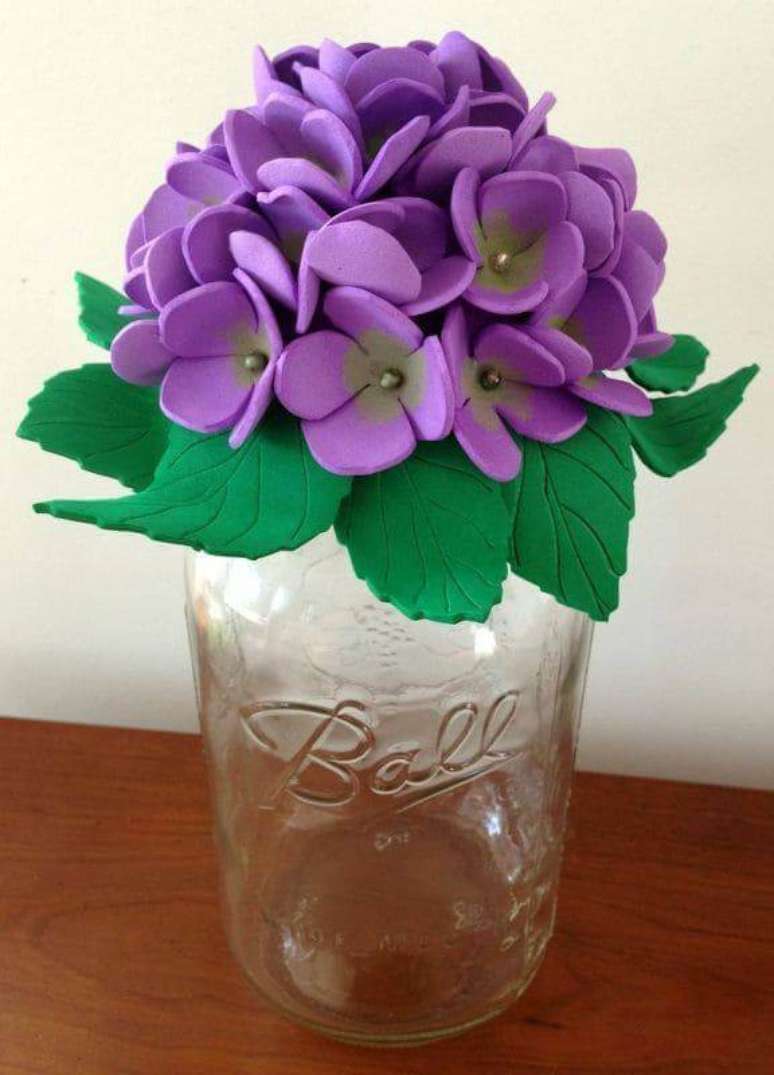 63. Flores de EVA roxas em vaso de vidro. Fonte: Hometalk