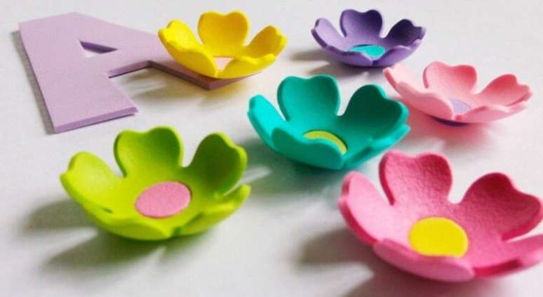 65. Flores de EVA simples coloridas. Fonte: Celebrations Cake Decorating