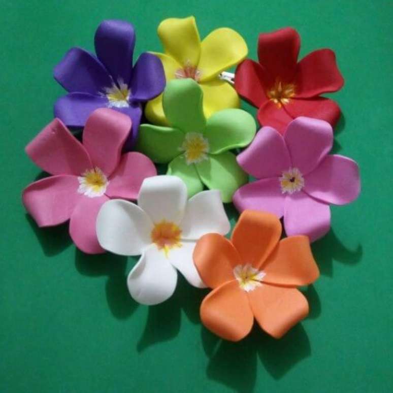 30. Flores de EVA simples e coloridas com o centro pintado. Fonte: Celebrations Cake Decorating