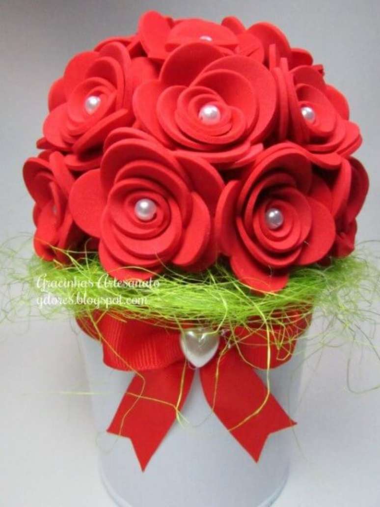 54. Flores de EVA vermelhas com centro de pérola em arranjo. Fonte: Gracinhas Artesanato