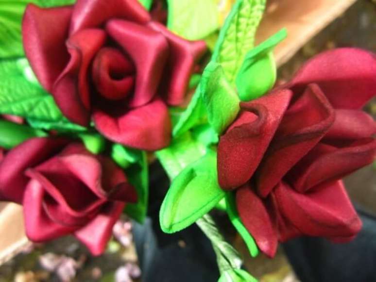 35. Flores de EVA vermelhas realísticas. Fonte: Pinterest