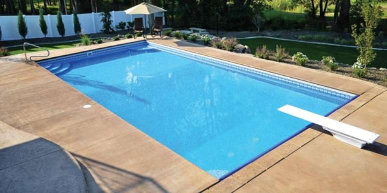 25. Inclua um trampolim na &aacute;rea da piscina. Fonte: Pinterest