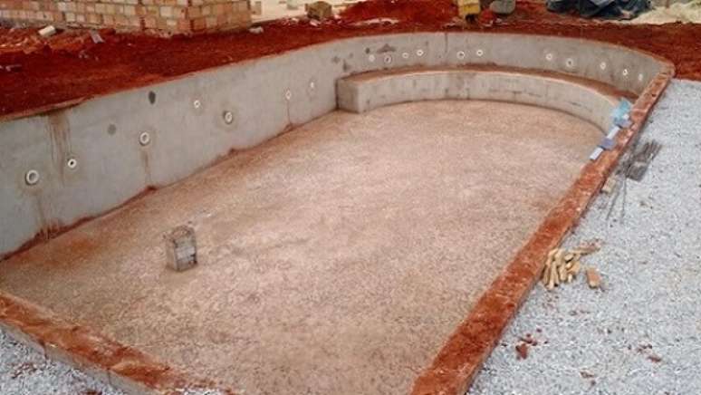 9. A base de alvenaria é parte do processo de instalação da piscina de vinil. Fonte: Brasil Piscinas