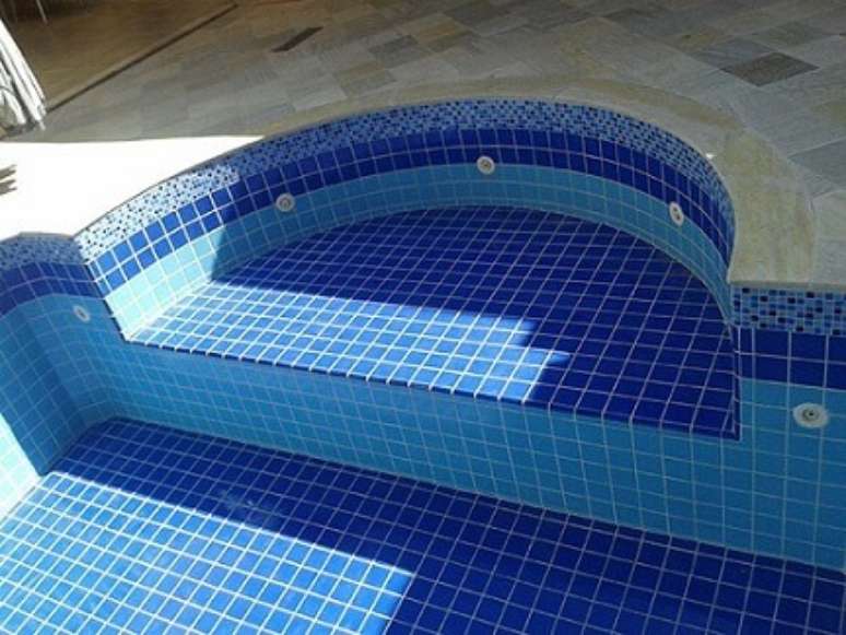 27. Em uma piscina de vinil voc&ecirc; pode colocar um banco embutido. Fonte: Listelo