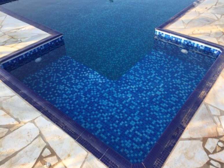 31. Piscina de vinil com banco no canto. Fonte: Mercado Livre