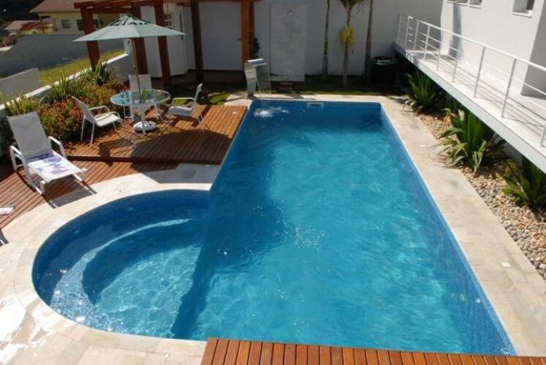 32. Piscina de vinil grande com canto arredondado. Fonte: Mercado Livre