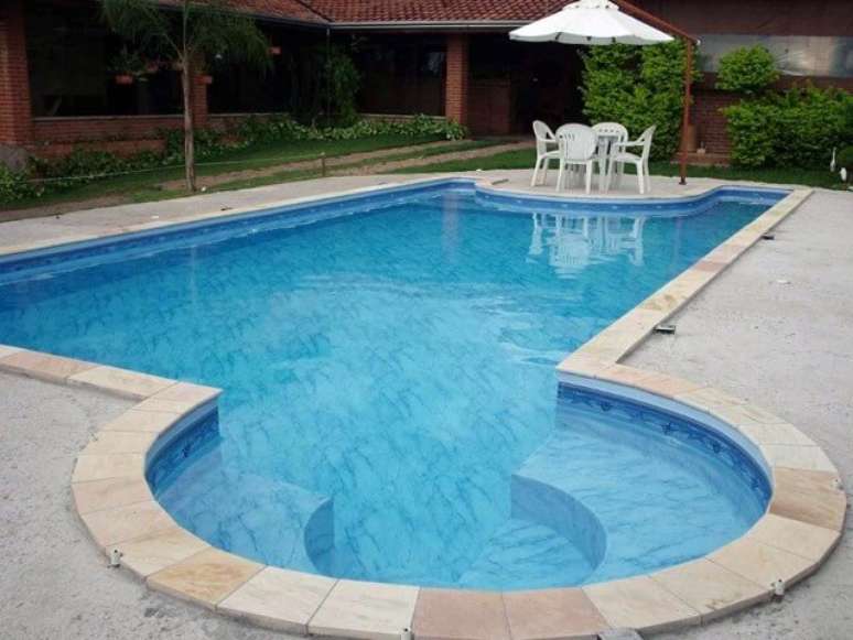 45. Piscina de vinil com piso de pedra como borda e areia ao redor. Fonte: Piscinas de Vinil