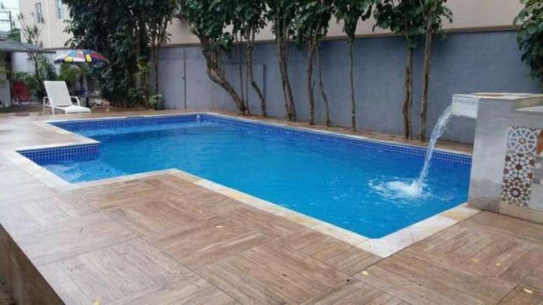 35. Piscina de vinil com piso de madeira ao redor. Fonte: OLX