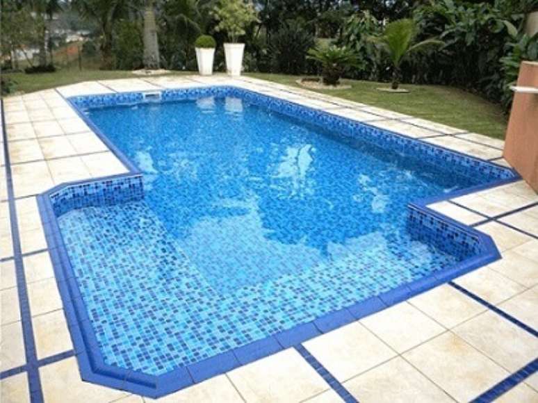 74. Voc&ecirc; pode tamb&eacute;m mudar o seu vinil para piscina caso queira mudar o visual dela. Fonte: Ilha Bela Piscinas