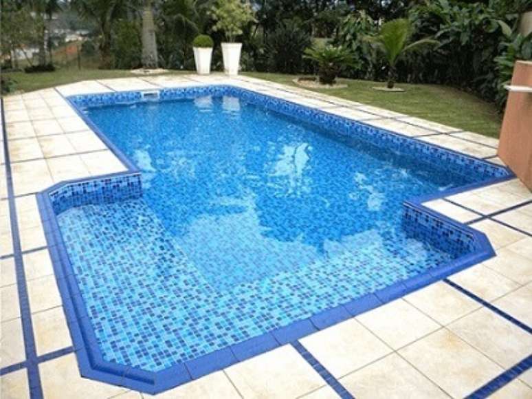 74. Você pode também mudar o seu vinil para piscina caso queira mudar o visual dela. Fonte: Ilha Bela Piscinas