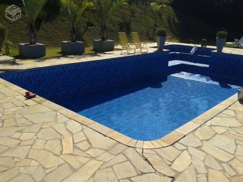 41. Piscina de vinil com escada embutida no canto. Fonte: Vipnotic