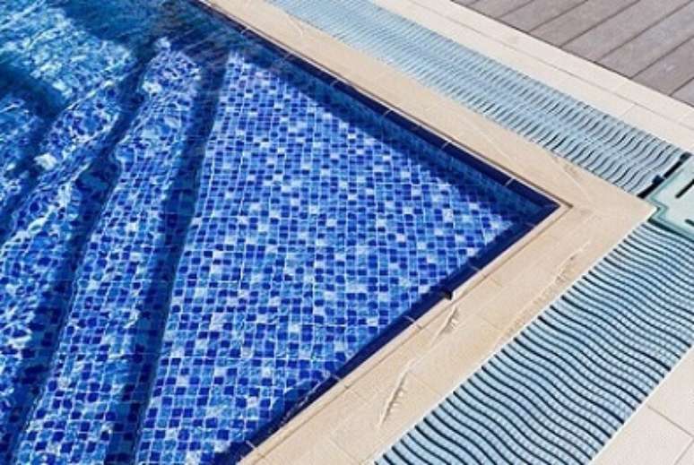 51. Piscina de vinil com ralos ao redor para drenar a &aacute;gua. Fonte: Pool Rescue