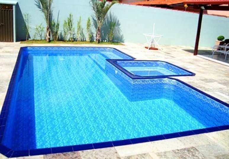 70. As faixas azuis escuras nas bordas dá mais destaque à piscina. Fonte: Canal de Negócios